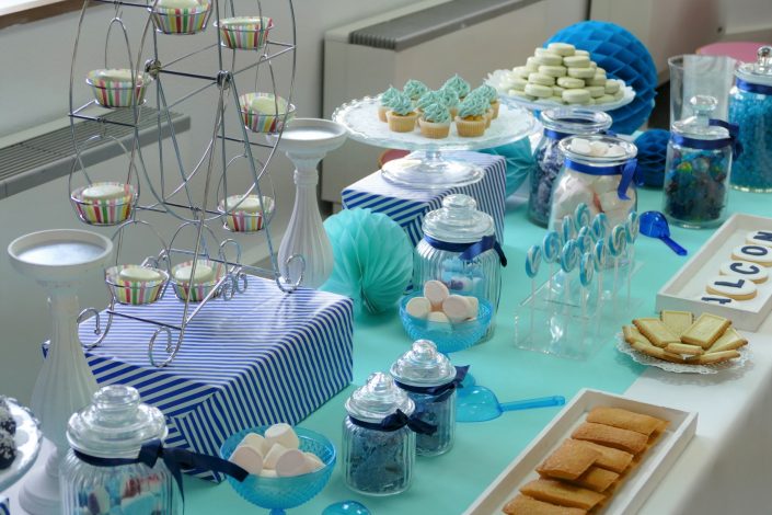 Kids Day pour Alcon par Studio Candy - Candy Bar bleu et blanc - cupcakes bleu ciel, coeur Nutella et crème vanille, sables personnalises, financiers amande, sucettes vintage, chamallows, bonbons
