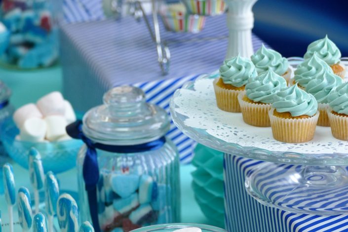 Kids Day pour Alcon par Studio Candy - Candy Bar bleu et blanc - cupcakes bleu ciel, coeur Nutella et crème vanille