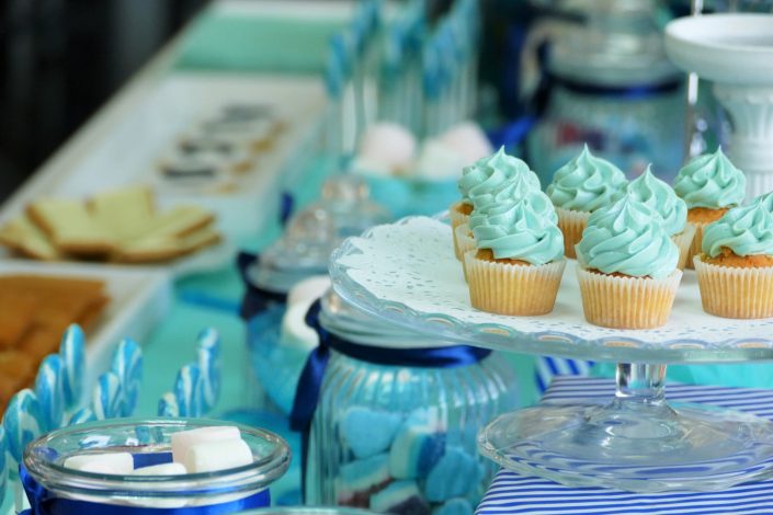 Kids Day pour Alcon par Studio Candy - Candy Bar bleu et blanc - cupcakes bleu ciel, coeur Nutella et crème vanille