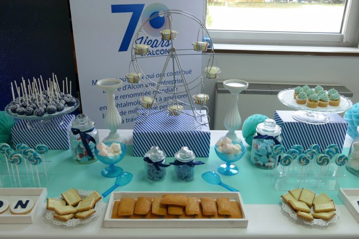 Kids Day pour Alcon par Studio Candy - Candy Bar bleu et blanc - sucettes bleues, bonbons, financiers amande, chamallows, cupcakes, cake pops bleu marine,