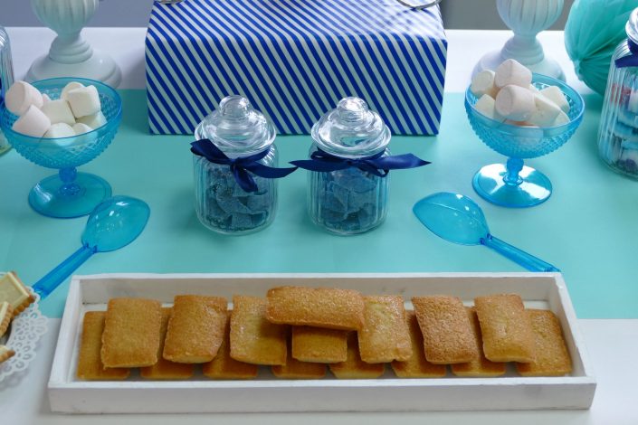 Kids Day pour Alcon par Studio Candy - Candy Bar bleu et blanc - sucettes bleues, bonbons, financiers amande, chamallows