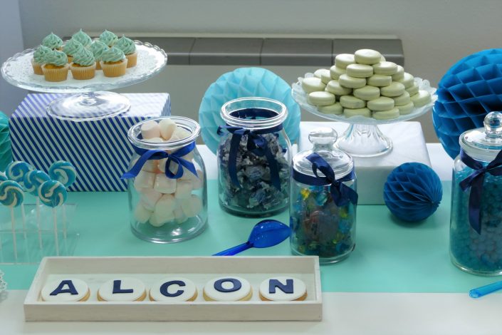 Kids Day pour Alcon par Studio Candy - Candy Bar bleu et blanc - sucettes bleues, bonbons, sables personnalisés Alcon, cake pops bleu marine, cupcakes bleu ciel, roue à cupcakes