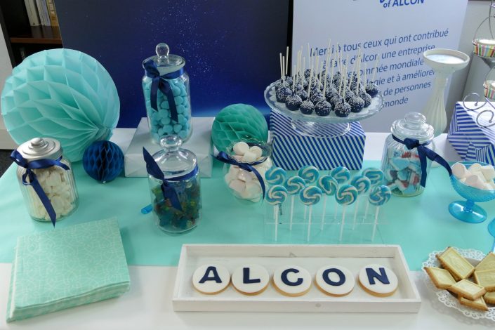 Kids Day pour Alcon par Studio Candy - Candy Bar bleu et blanc - sucettes bleues, bonbons, sables personnalisés Alcon, cake pops bleu marine, cupcakes bleu ciel