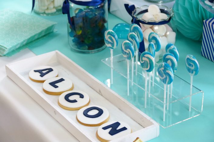 Kids Day pour Alcon par Studio Candy - Candy Bar bleu et blanc - sucettes bleues, bonbons, sables personnalisés Alcon, cake pops bleu marine, cupcakes bleu ciel