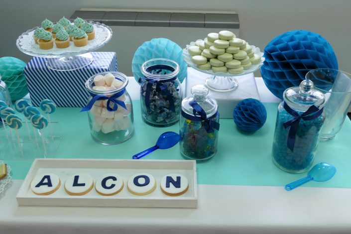 Kids Day pour Alcon par Studio Candy - Candy Bar bleu et blanc - sucettes bleues, bonbons, sables personnalisés Alcon, cake pops bleu marine, cupcakes bleu ciel