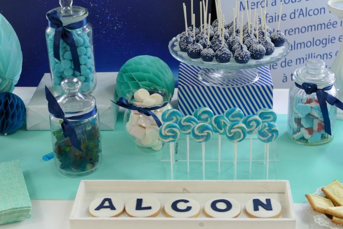 Kids Day pour Alcon par Studio Candy - Candy Bar bleu et blanc - sucettes bleues, bonbons, sables personnalisés Alcon, cake pops bleu marine