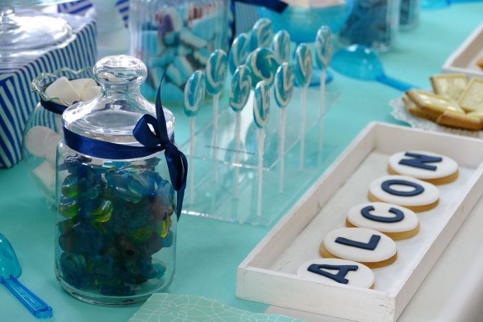 Kids Day pour Alcon par Studio Candy - Candy Bar bleu et blanc - sucettes bleues, bonbons, sables personnalisés Alcon