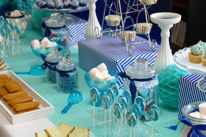 Kids Day pour Alcon par Studio Candy - Candy Bar bleu et blanc - sucettes bleues, bonbons, financiers amande, cake pops bleu marine