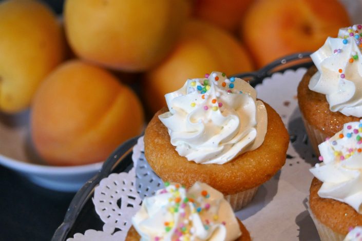cupcakes multicolores et abricots par Studio Candy chez Dentsu