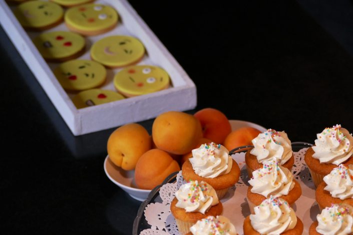 cupcakes multicolores et sablés smileys par Studio Candy
