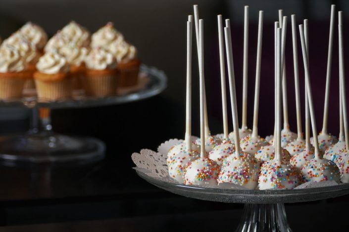 cake pops multicolores au chocolat et cupcakes par Studio Candy