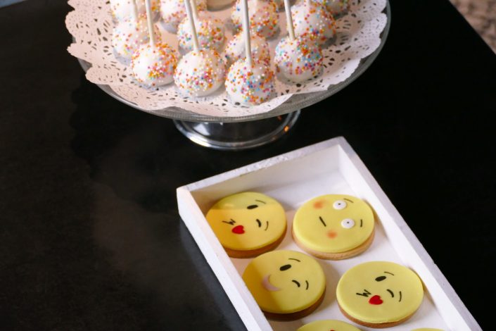 sablés smileys et cake pops au chocolat par Studio Candy