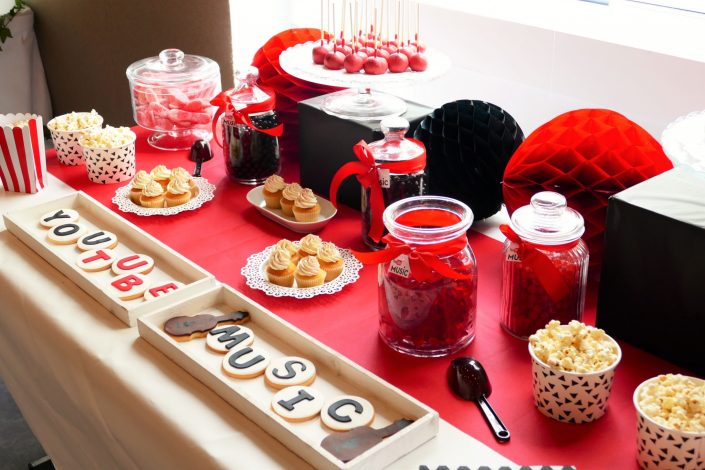 Candy Bar thème Youtube Music par Studio Candy - cupcakes coeur Nutella et crème vanille, sablés décorés, bonbons et cake pops