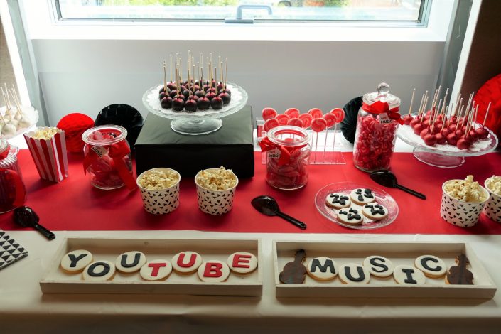 Candy Bar thème Youtube Music par Studio Candy - cake pops noirs et bonbons rouges, sablés décorés et pop corn