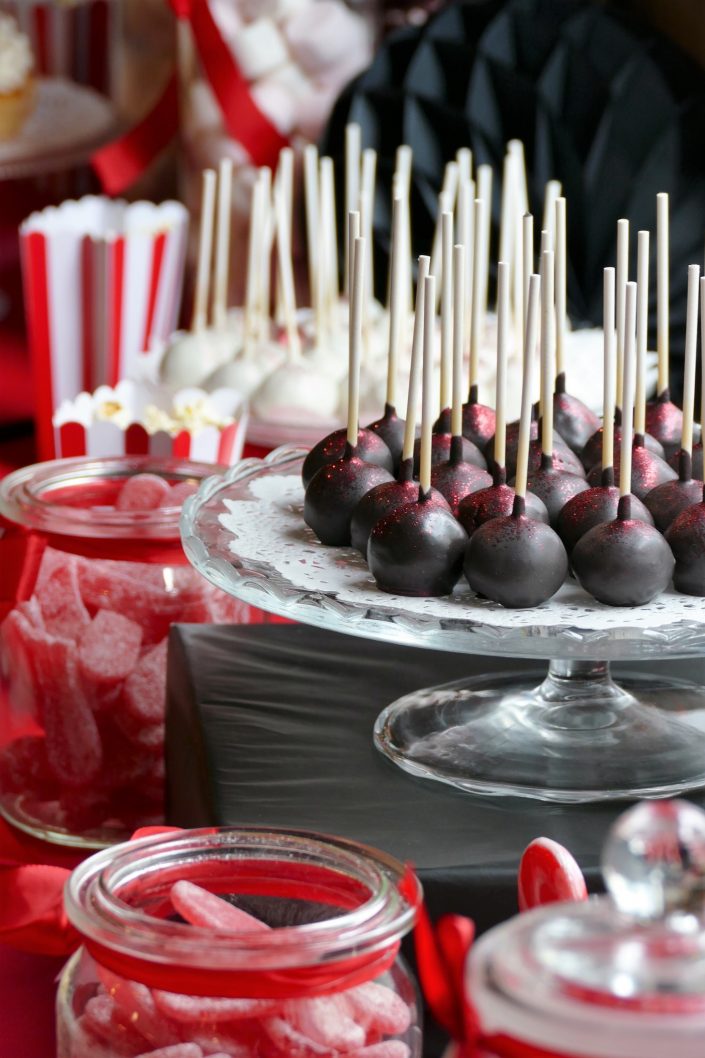 Candy Bar thème Youtube Music par Studio Candy - cake pops noirs et bonbons rouges langues de chat