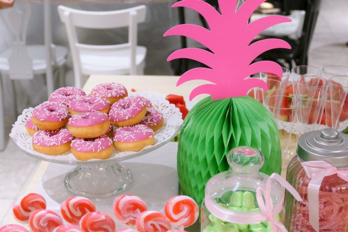 Table tropicale pour Adagio par Studio Candy - donuts roses à la fraise