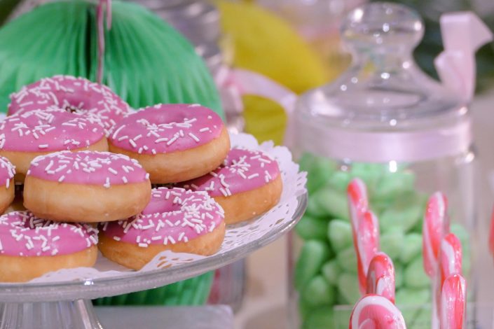 Table tropicale pour Adagio par Studio Candy - donuts roses à la fraise