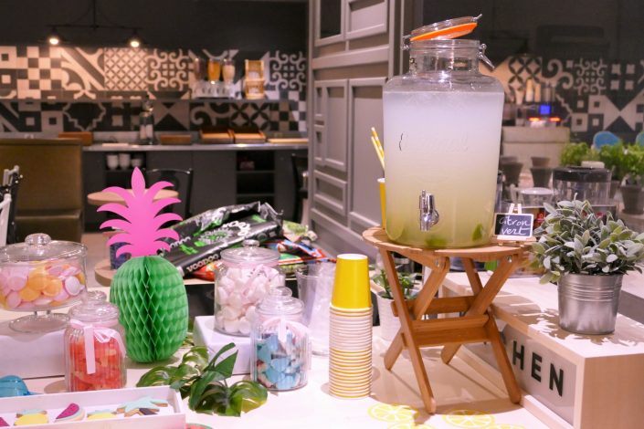 Table tropicale pour Adagio par Studio Candy - fontaine à boisson de citronnade de citron vert