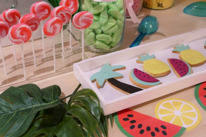 Table tropicale pour Adagio par Studio Candy - sablés décorés, ananas, pastèque, palmier