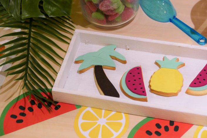 Table tropicale pour Adagio par Studio Candy - sablés décorés, ananas, pastèque, palmier