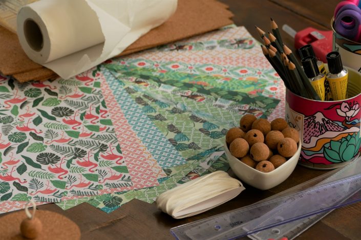 Atelier diy - atelier créatif chez Au Féminin pour D'aucy - papiers à motifs jungle, perles de liège, règle, crayons à papier, colle, feuilles de liège