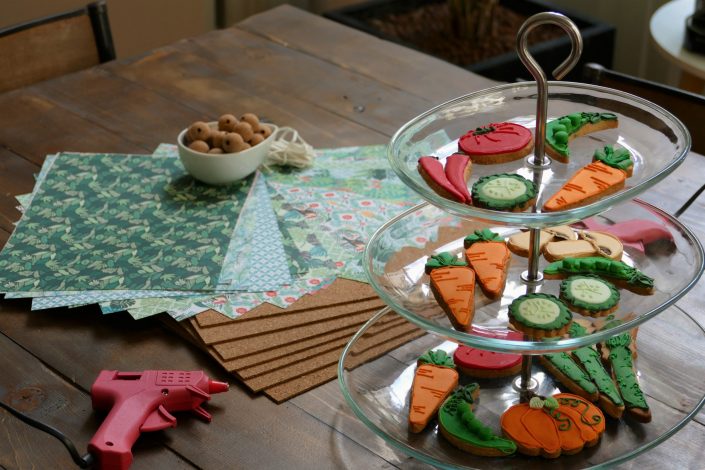 Atelier diy - atelier créatif chez Au Féminin pour D'aucy - papiers à motifs jungle et sablés décorés légumes