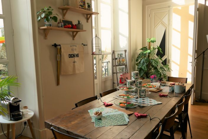Atelier diy - atelier créatif chez Au Féminin pour D'aucy - sablés décorés légumes, papier à motif jungle, pistolet à colle