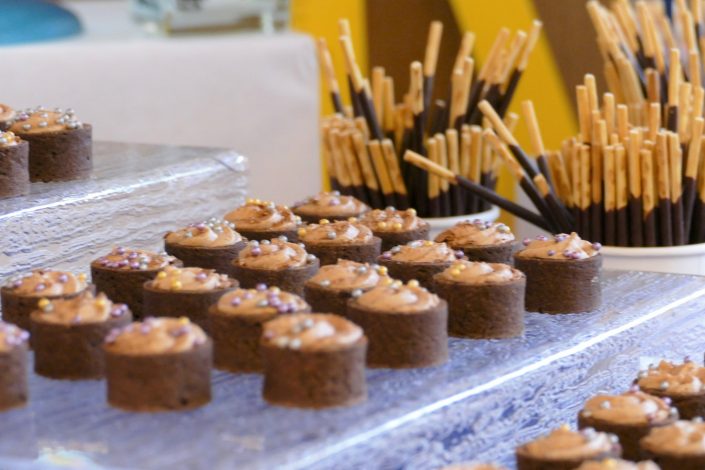Sweet table back to school par Studio Candy pour Kering - tartelettes au carambar, mikado