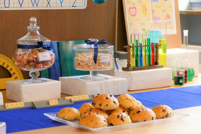 Sweet table back to school par Studio Candy pour Kering - sucettes, brioches, tartelettes au carambar, mikado, globe terrestre, colliers de bonbons