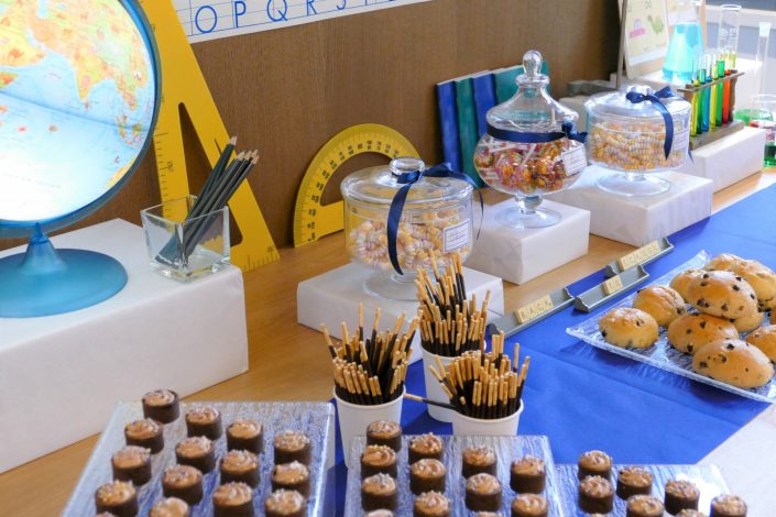 Sweet table back to school par Studio Candy pour Kering - sucettes, brioches, tartelettes au carambar, mikado, globe terrestre, colliers de bonbons