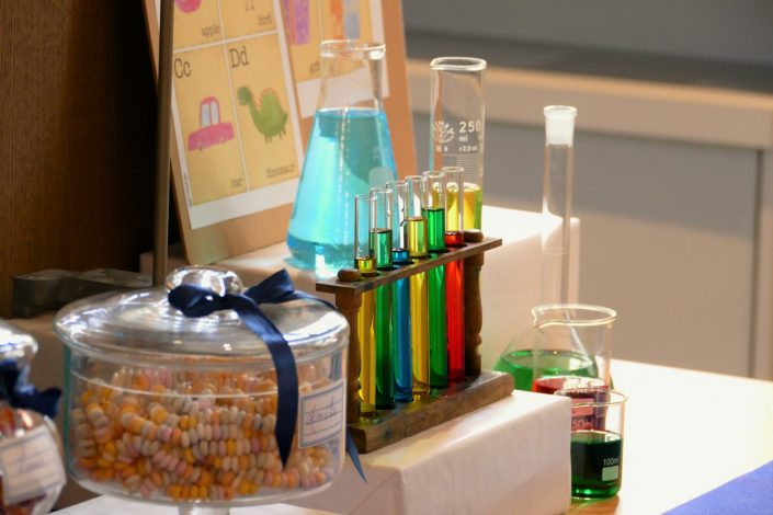 Sweet table back to school par Studio Candy pour Kering - tubes à essais, fioles de chimie, colliers de bonbons