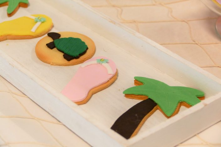 Bar à pâtisseries par Studio Candy pour L'Oréal - sablés décorés tortue, palmier, tongs