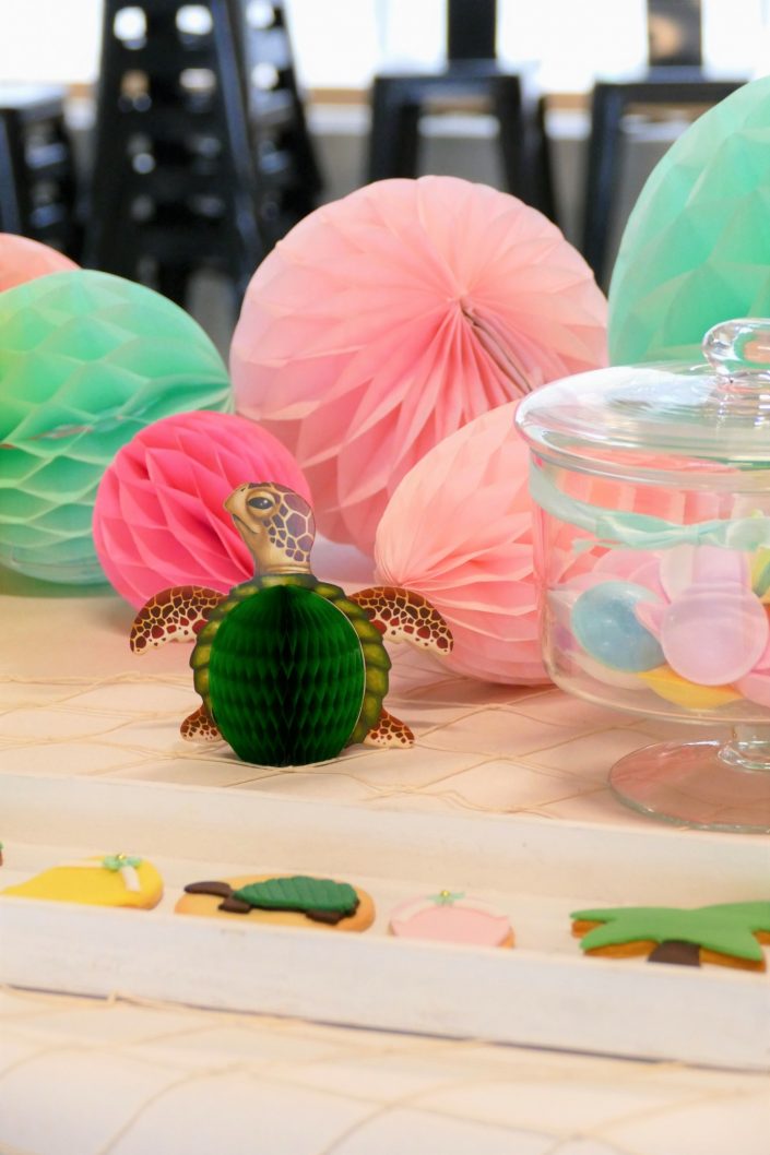 Bar à pâtisseries par Studio Candy pour L'Oréal - sablés décorés tortue, bonbons soucoupes