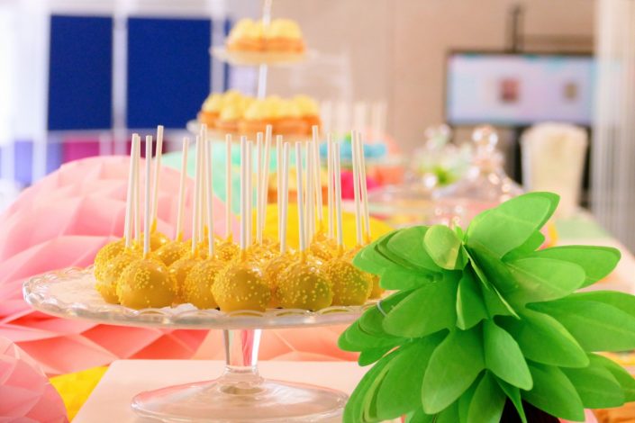 Bar à pâtisseries par Studio Candy pour L'Oréal - cake pops jaunes