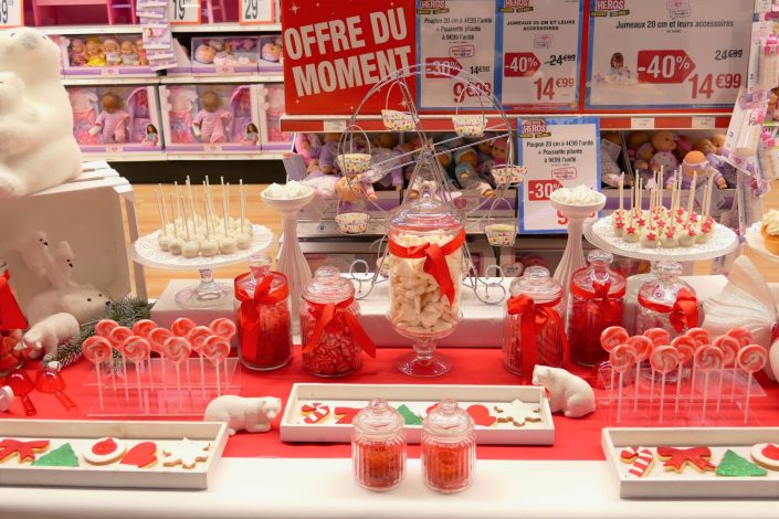 Bar à bonbons Noël chez Toys 'R Us par Studio Candy - cake pops blancs, sablés décorés, sucre d'orge, sucettes