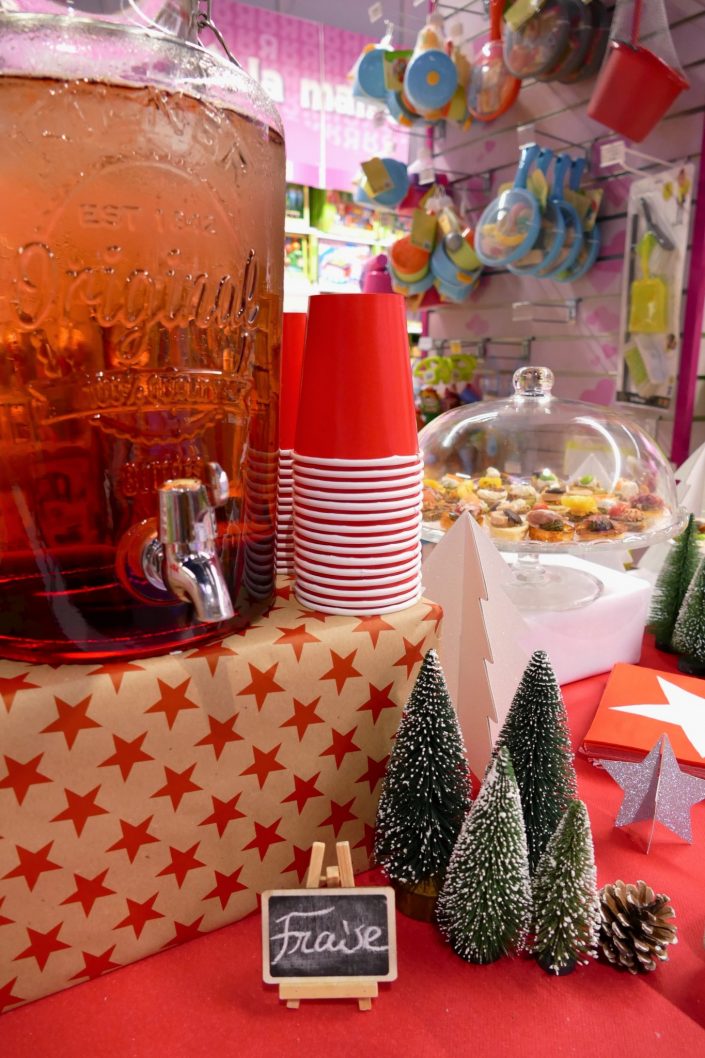 Bar à bonbons Noël chez Toys 'R Us par Studio Candy - Fontaine à boisson de sirop de fraise