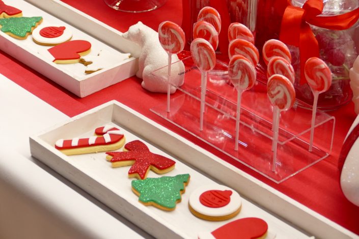Bar à bonbons Noël chez Toys 'R Us par Studio Candy - sablés décorés, sucettes rouges