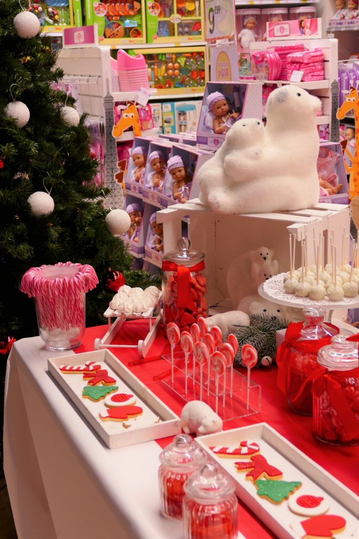 Bar à bonbons Noël chez Toys 'R Us par Studio Candy - sablés décorés moufle, flocon, bonnet de père noel, noeud rouge, sucre d'orge, sucettes, cake pops blancs