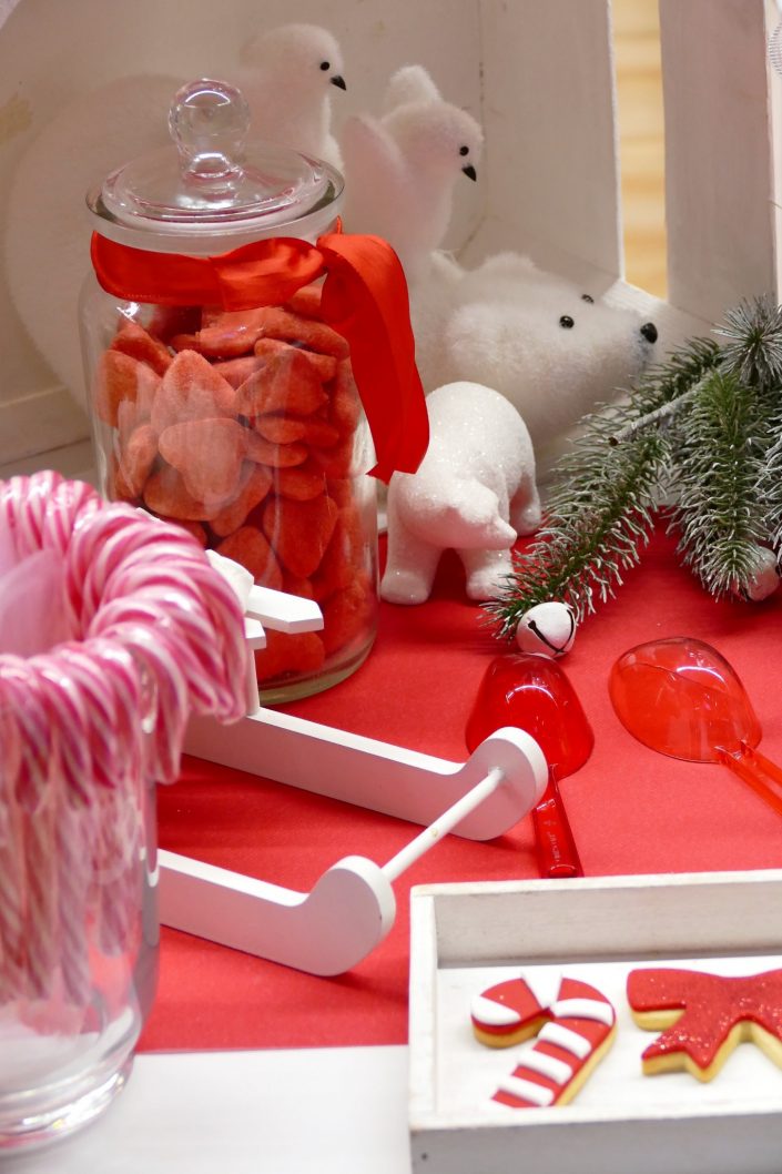 Bar à bonbons Noël chez Toys 'R Us par Studio Candy - sablés décorés moufle, flocon, bonnet de père noel, noeud rouge, sucre d'orge