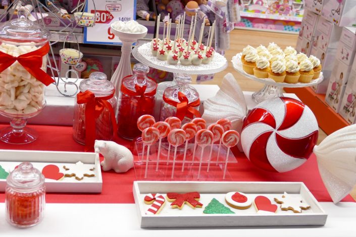 Bar à bonbons Noël chez Toys 'R Us par Studio Candy - sablés décorés moufle, flocon, bonnet de père noel, noeud rouge, sucre d'orge, sucettes, meringues, cake pops, cupcakes