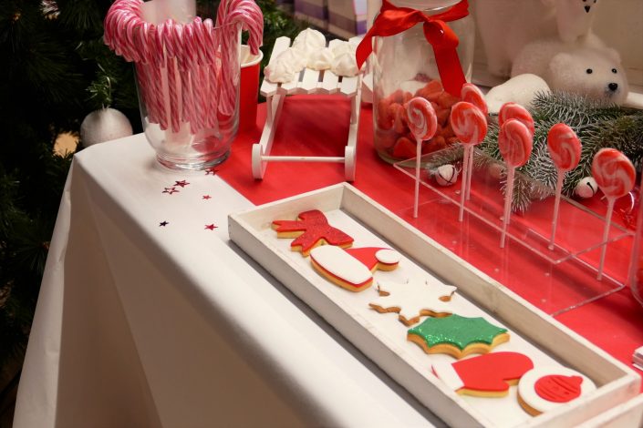 Bar à bonbons Noël chez Toys 'R Us par Studio Candy - sablés décorés moufle, flocon, bonnet de père noel, noeud rouge, sucre d'orge, sucettes, meringues