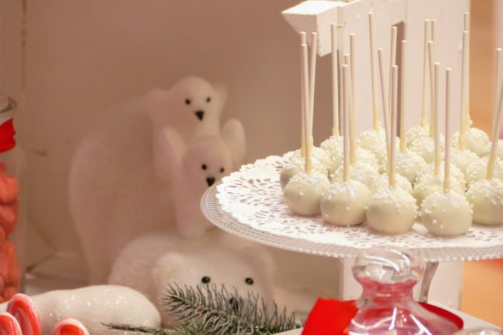 Bar à bonbons Noël chez Toys 'R Us par Studio Candy - cake pops blancs