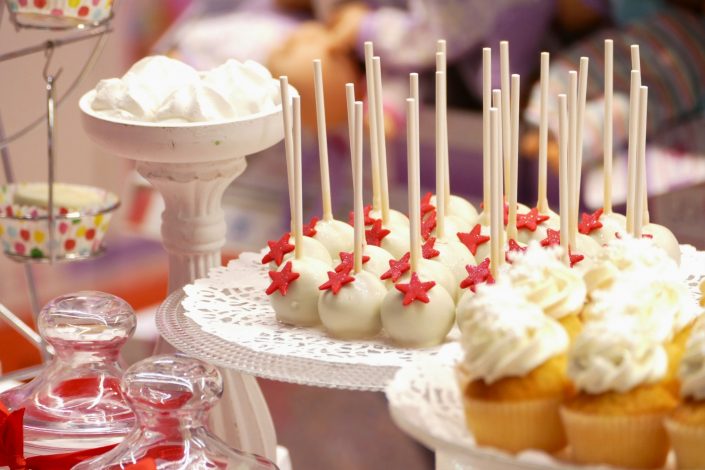 Bar à bonbons Noël chez Toys 'R Us par Studio Candy - cake pops blancs, sablés décorés, sucre d'orge, sucettes
