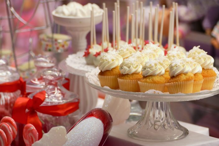 Bar à bonbons Noël chez Toys 'R Us par Studio Candy - cake pops blancs, sablés décorés, sucre d'orge, sucettes