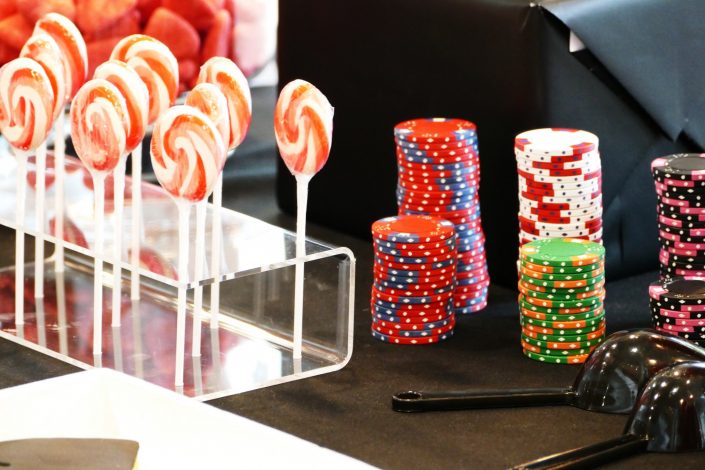 Candy bar thème poker par Studio Candy - sucettes vintage rouges, jetons de poker