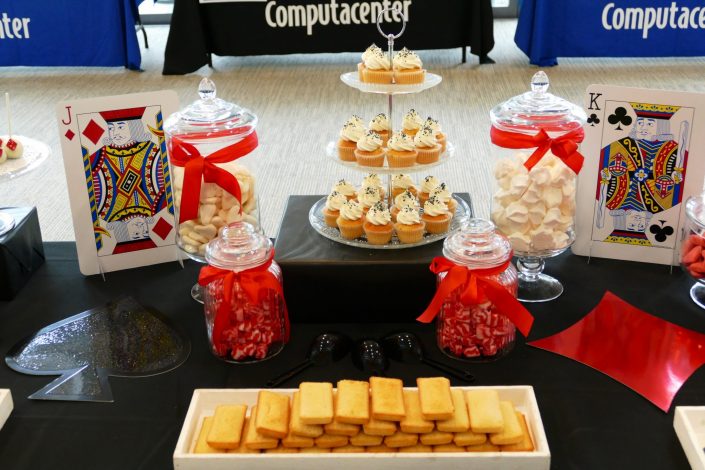 Candy bar thème poker par Studio Candy - cake pops carreaux, cupcakes, sablés décorés trèfle, pique, domino, coeur, sucettes vintage rouges, financiers amande