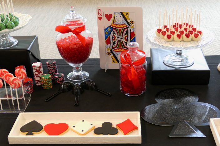 Candy bar thème poker par Studio Candy - cake pops carreaux, cupcakes, sablés décorés trèfle, pique, domino, coeur, sucettes vintage rouges