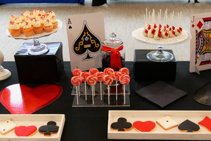 Candy bar thème poker par Studio Candy - cake pops carreaux, cupcakes, sablés décorés trèfle, pique, domino, coeur, sucettes vintage rouges