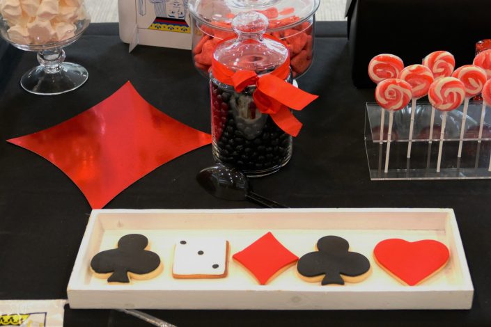 Candy bar thème poker par Studio Candy - sablés décorés pique, coeur, trèfle, carreau, sucettes vintage rouges
