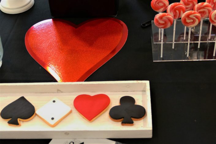 Candy bar thème poker par Studio Candy - sablés décorés pique, coeur, trèfle, carreau, sucettes vintage rouges